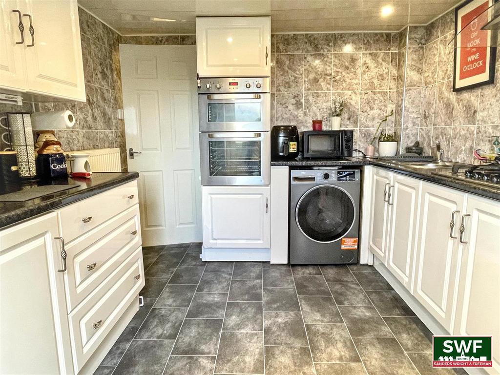 Kitchen2.jpg