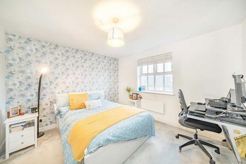 2 bedroom flat for sale, Lisle Close, London SW17