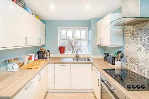 2 bedroom flat for sale, Lisle Close, London SW17