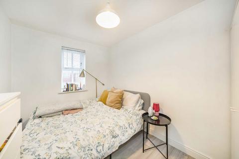 2 bedroom flat for sale, Lisle Close, London SW17