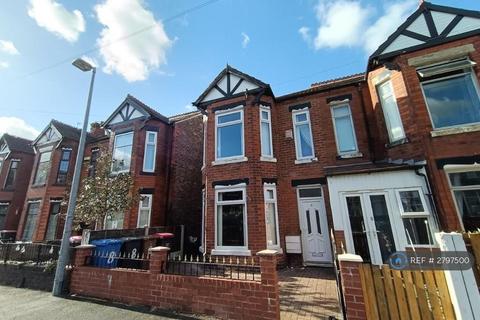 3 bedroom semi-detached house to rent, Gloucester Road, Salford, M6