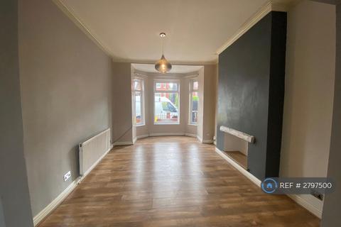 3 bedroom semi-detached house to rent, Gloucester Road, Salford, M6