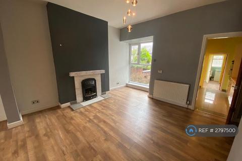 3 bedroom semi-detached house to rent, Gloucester Road, Salford, M6