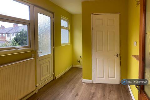 3 bedroom semi-detached house to rent, Gloucester Road, Salford, M6