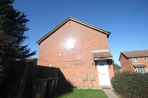 3 bedroom semi-detached house to rent, Fieldfare Green, Luton, LU4
