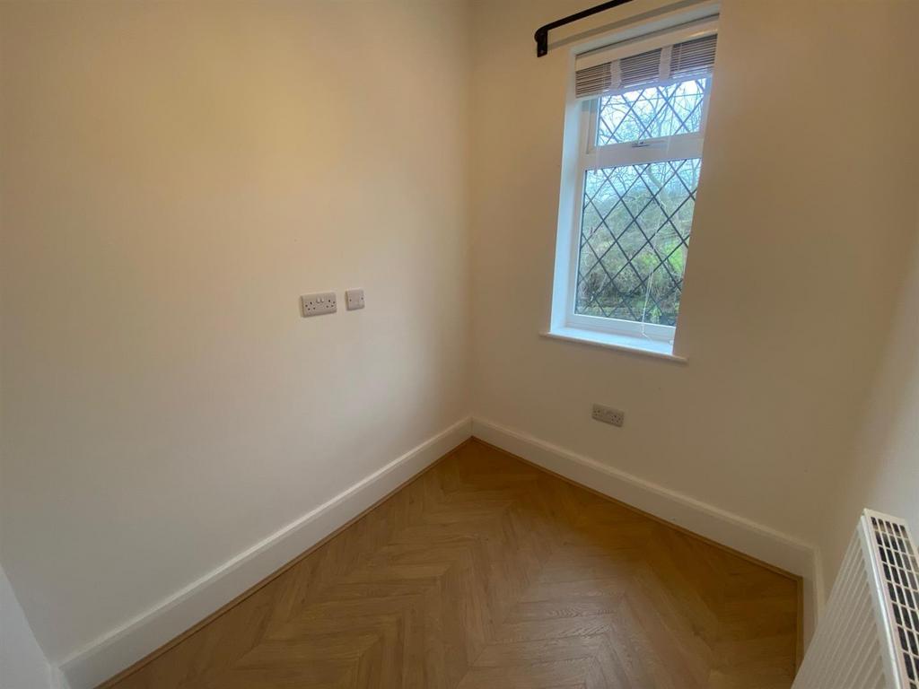 SMALL BEDROOM.jpg
