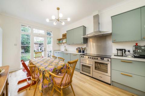 3 bedroom semi-detached house to rent, Julian Avenue, London W3