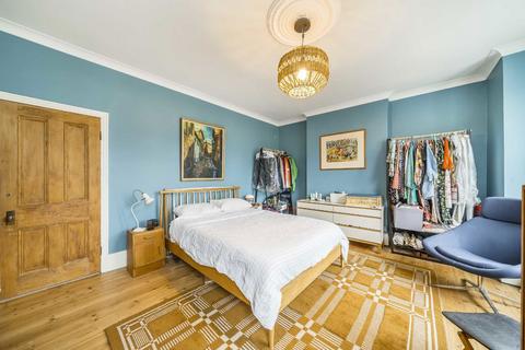 3 bedroom semi-detached house to rent, Julian Avenue, London W3