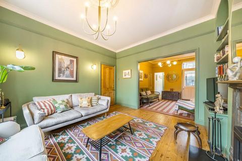 3 bedroom semi-detached house to rent, Julian Avenue, London W3
