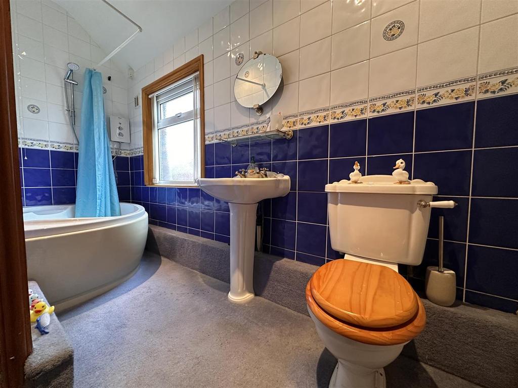 First Floor Bathroom 858