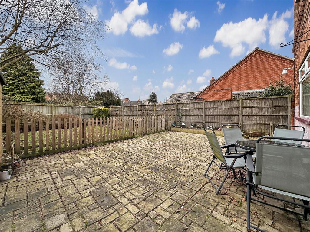Extensive Block Paved Seating Area 908