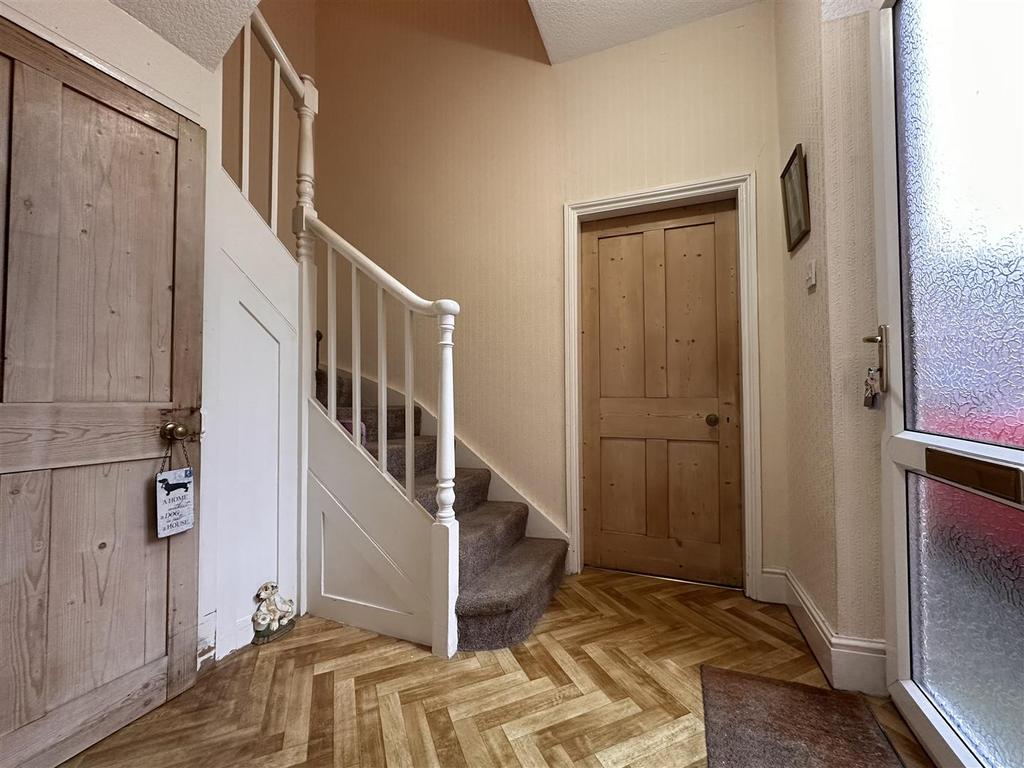 Inviting Entrance Hall 937