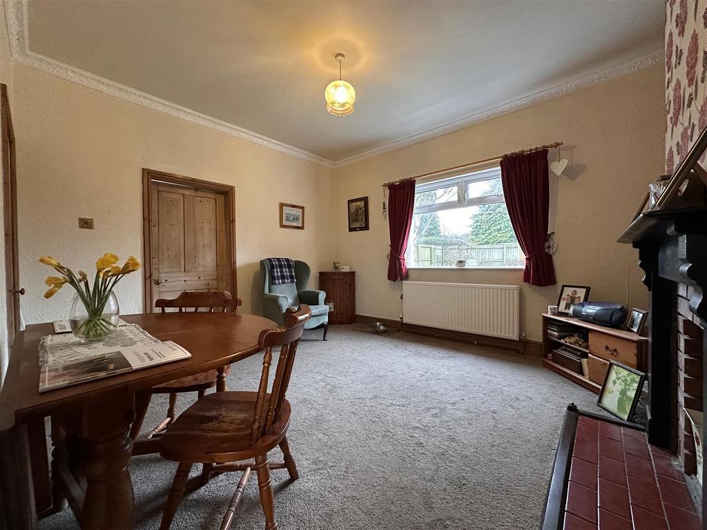 Spacious Dining Room 06