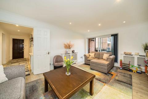 2 bedroom flat for sale, Regency Crescent, London NW4