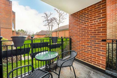 2 bedroom flat for sale, Regency Crescent, London NW4