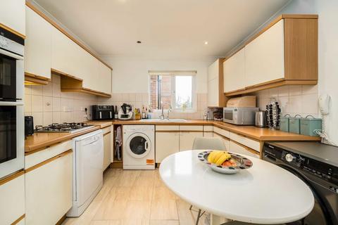 2 bedroom flat for sale, Regency Crescent, London NW4