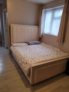 1 bedroom in a house share to rent, Parkfield Road, Ickenham UB10