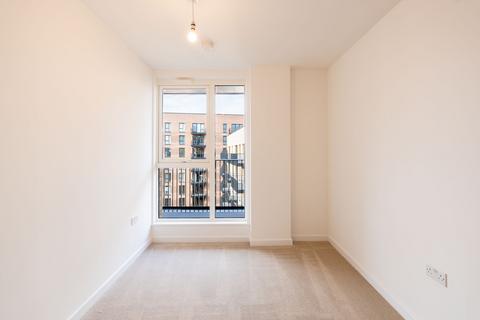 3 bedroom flat to rent, Farine Avenue, Hayes UB3