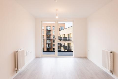 3 bedroom flat to rent, Farine Avenue, Hayes UB3