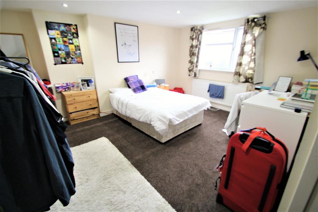 Bright, well-kept double bedroom with a central...