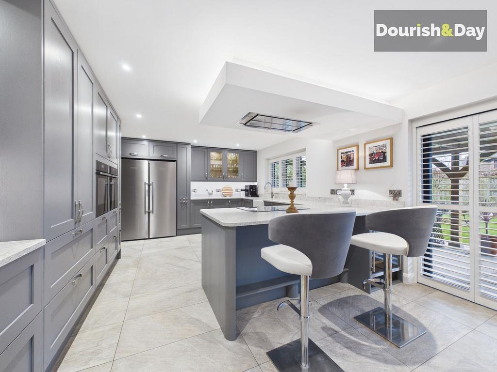 Kitchen &amp; Breakfast Bar