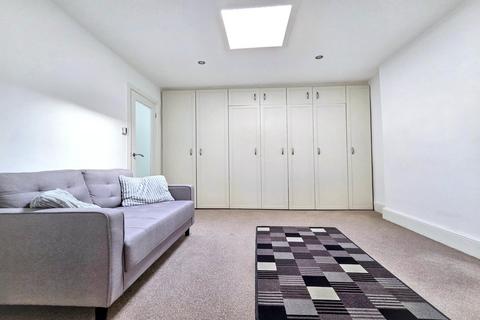 Studio to rent, Gloucester Place, Marylebone, London, NW1