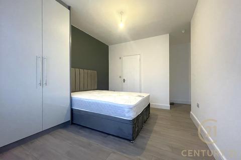 1 bedroom in a house share to rent, Maple Road, Surbiton KT6