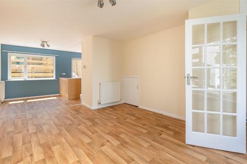 3 bedroom terraced house to rent, Queens Road, Cowes