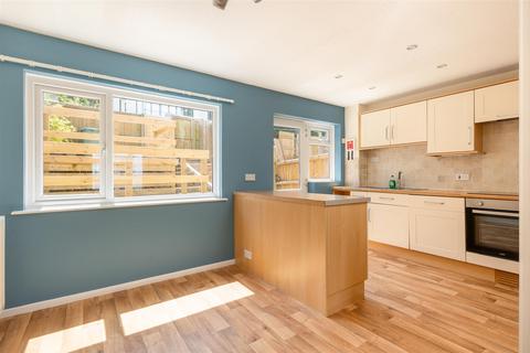 3 bedroom terraced house to rent, Queens Road, Cowes