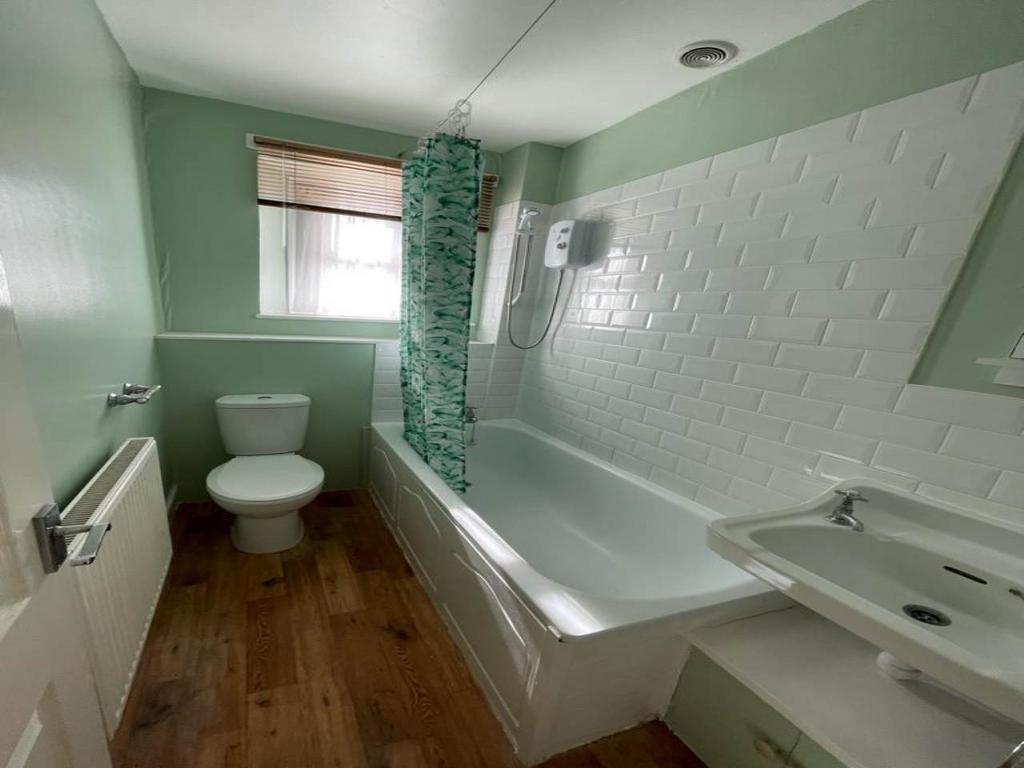 Queens rd 3 f5 bathr