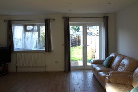 5 bedroom semi-detached house to rent, Stanmore, HA7