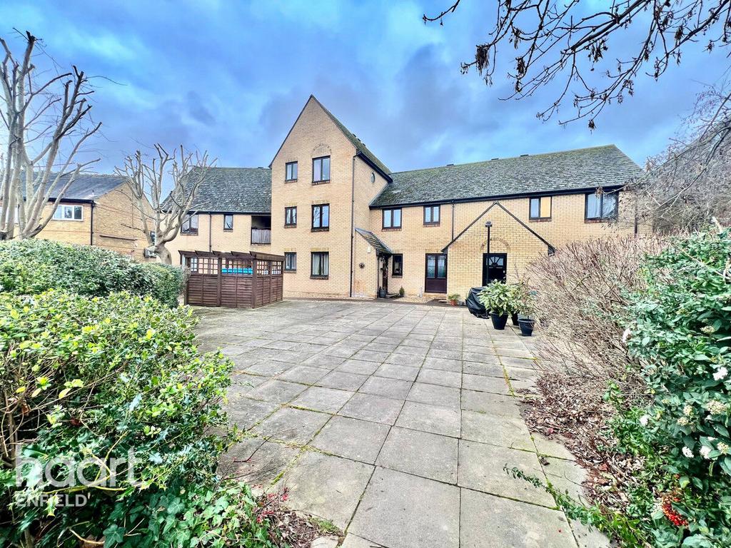 Detached house exterior, driveway