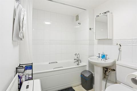 2 bedroom flat for sale, Rochester Road, Carshalton