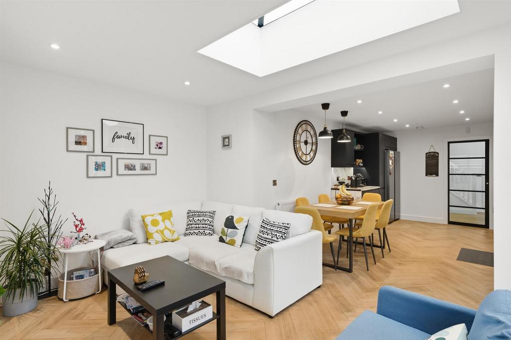 65 Chester Close-13.jpg