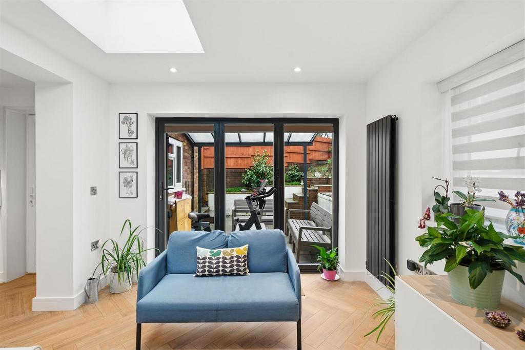 65 Chester Close-14.jpg