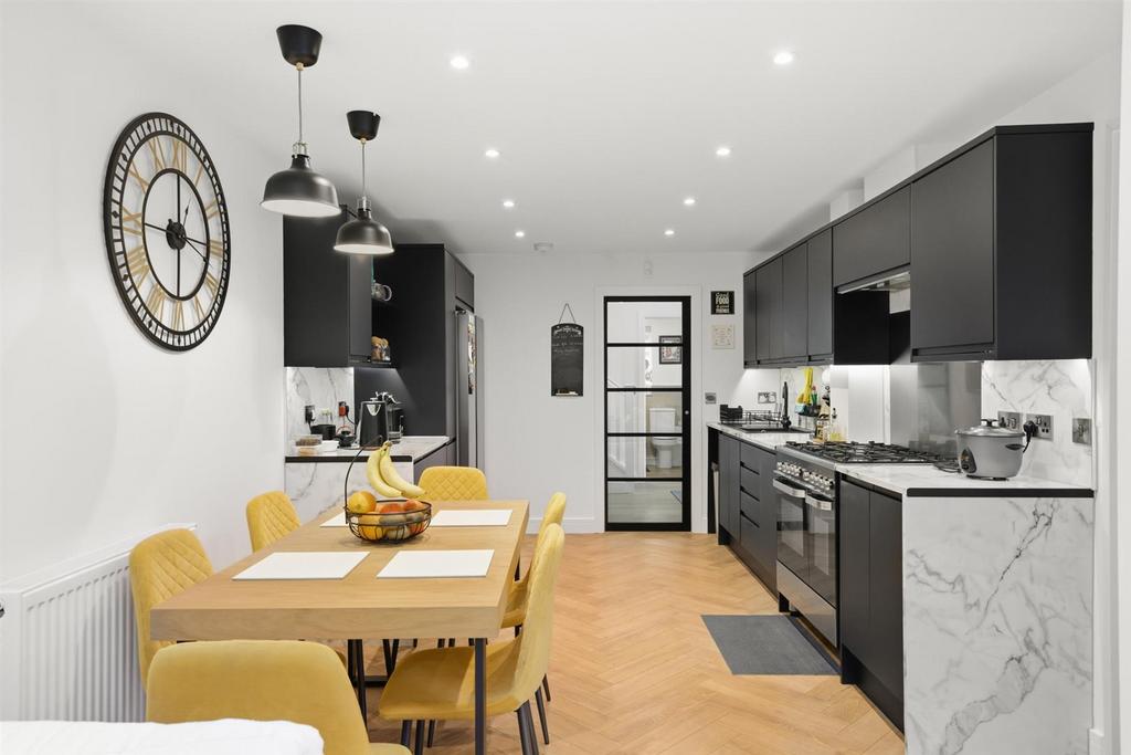 65 Chester Close-15.jpg