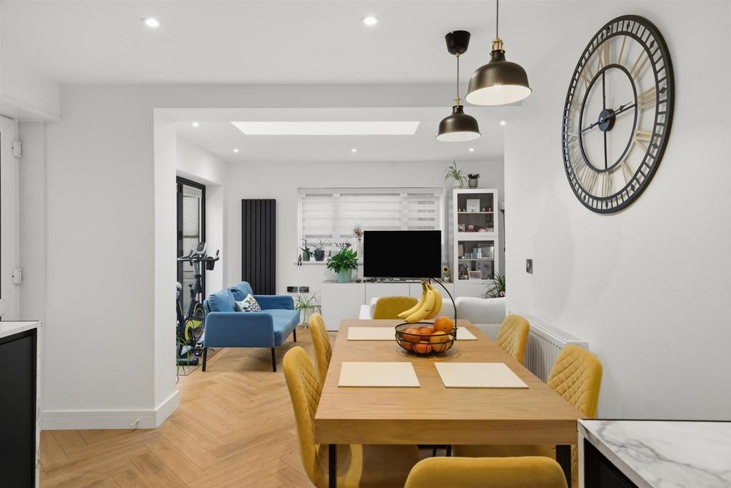 65 Chester Close-7.jpg