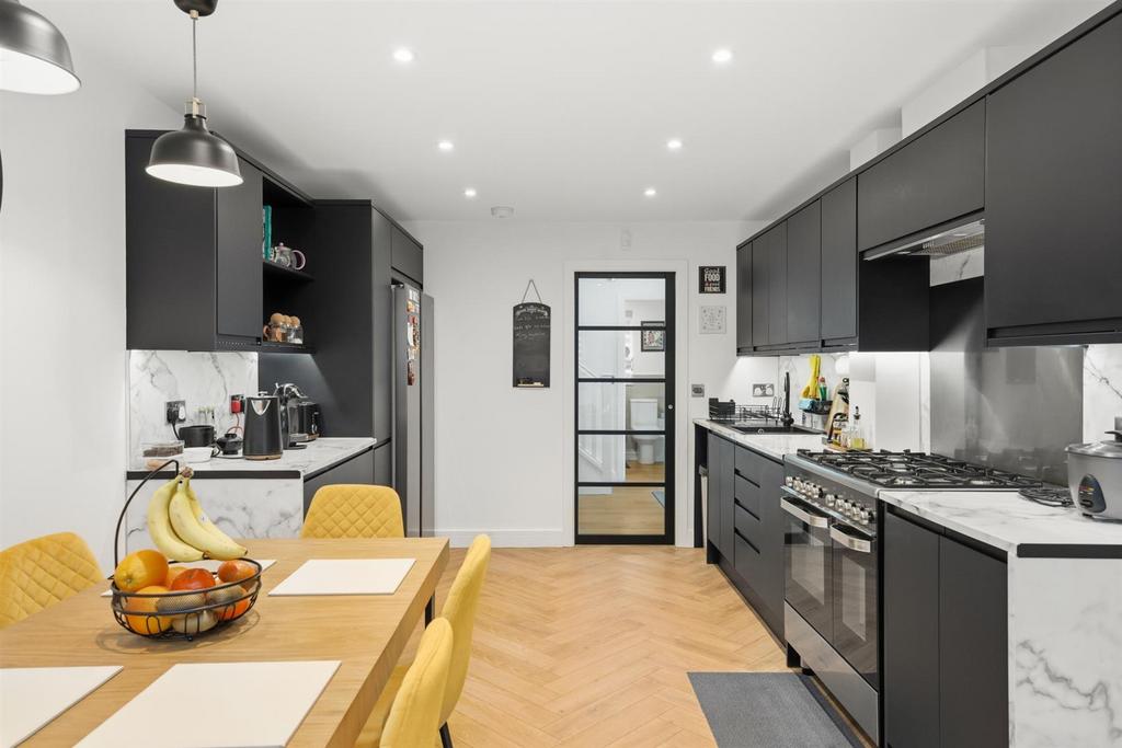 65 Chester Close-8.jpg