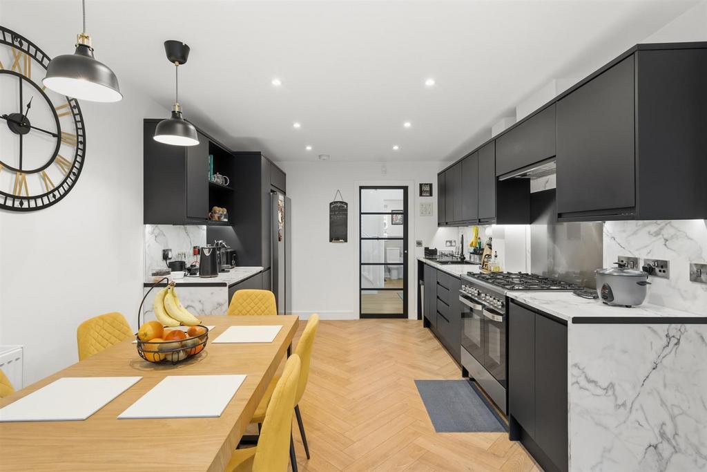 65 Chester Close-9.jpg