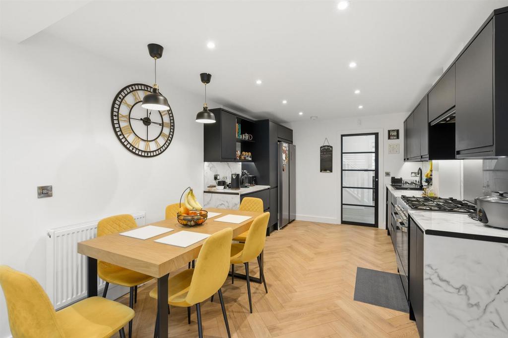 65 Chester Close-10.jpg