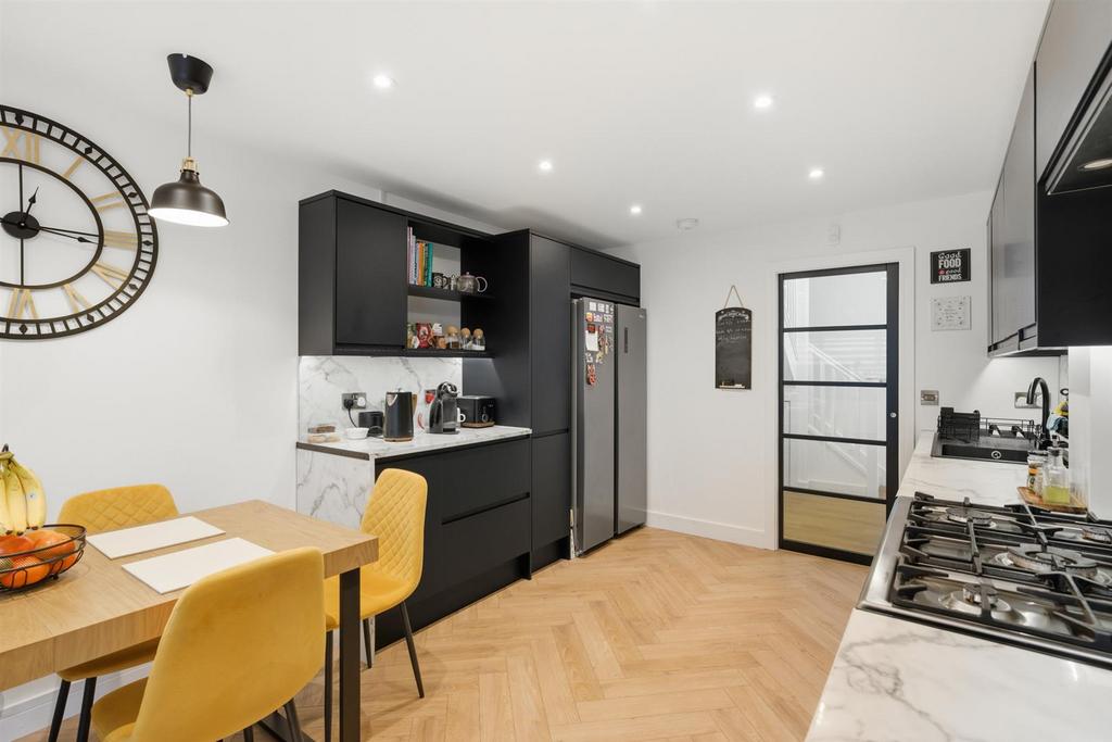 65 Chester Close-11.jpg
