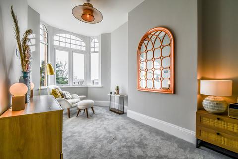 2 bedroom flat to rent, The Grand Apartments, SS9 1PJ