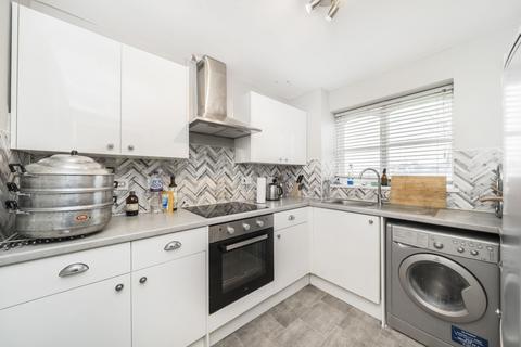 2 bedroom flat to rent, Harlinger Street, London, SE18