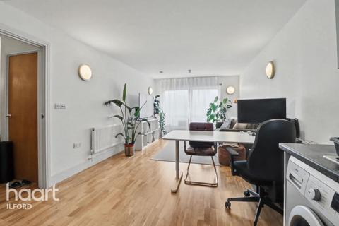 2 bedroom flat to rent, High Road, Ilford