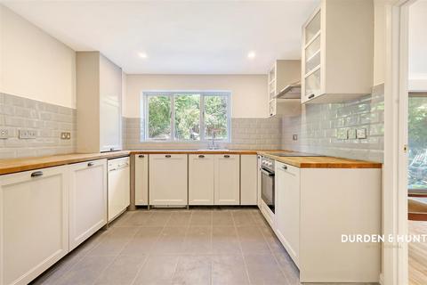 4 bedroom detached house for sale, Kynance Close, Havering, RM3