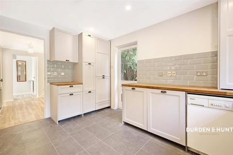 4 bedroom detached house for sale, Kynance Close, Havering, RM3