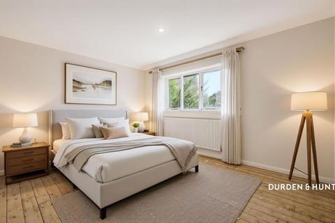 4 bedroom detached house for sale, Kynance Close, Romford, RM3