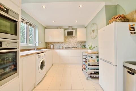 3 bedroom terraced house for sale, Cricklade Avenue, ROMFORD, Essex, RM3