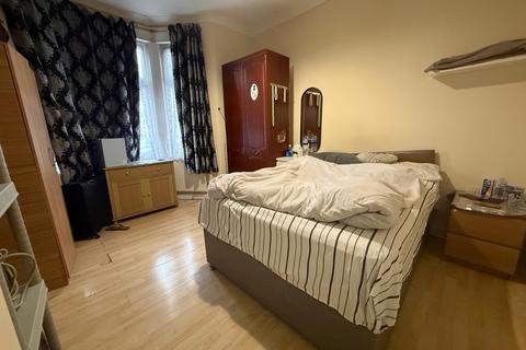 3 bedroom flat to rent, Southall, UB2