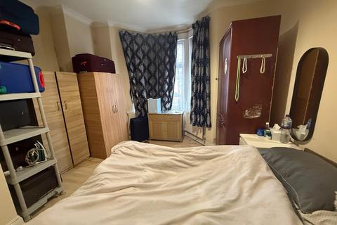 3 bedroom flat to rent, Southall, UB2